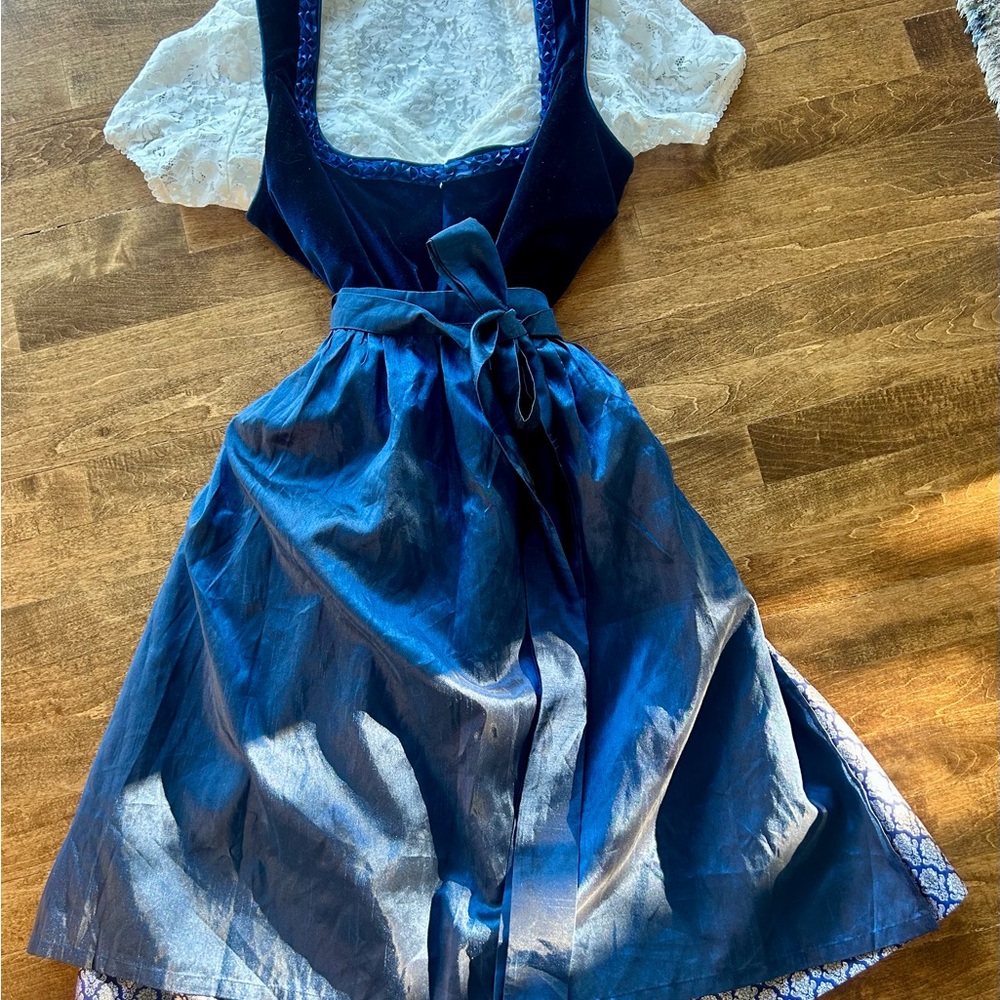 Elegant Blue Velvet Dirndl Dress with Lace Blouse
